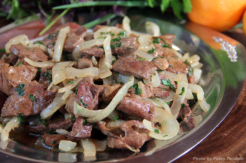 Fígado Acebolado, Olá, pessoal! Hoje ensino vocês a fazerem um delicioso  Fígado Acebolado! Tenho certeza que até quem não é fã desse prato vai  gostar :) Vamos lá?, By Chef Taico