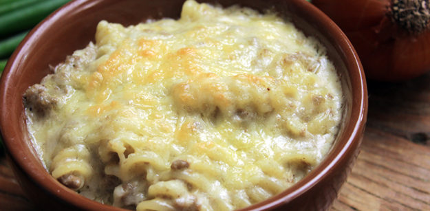 Macarrão com queijo e carne moída