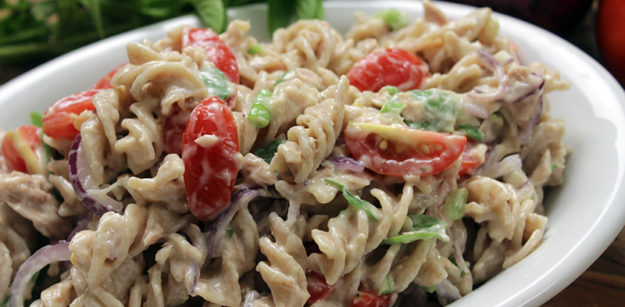 Salada de macarrão integral com atum