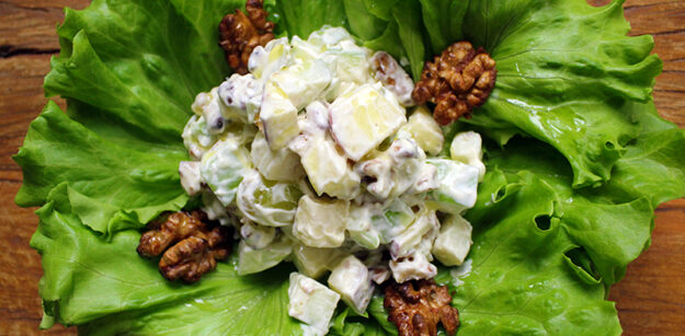 Salada com Nozes Crocantes e Frutas